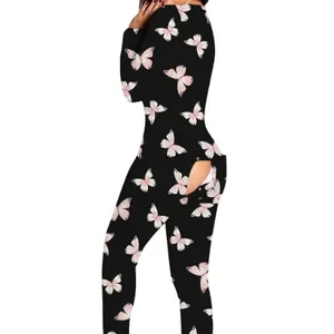 Figurbetonter schwarzer Onesie-Pyjama mit Schmetterlingsdruck und Gesäßklappe.