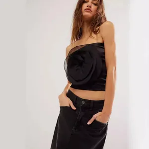 Top a fascia nero chic senza spalline con un grande fiore in tessuto 3D per un look party
