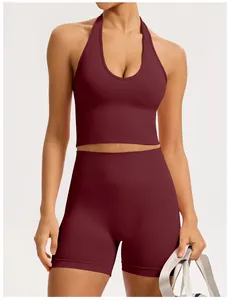 Zoom sur l'ensemble de yoga bordeaux sans couture avec brassière licou et short