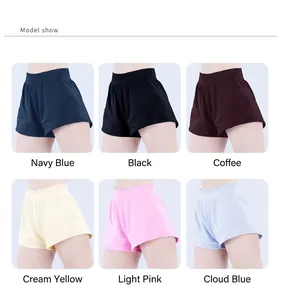 Selezione di pantaloncini da yoga a vita alta in vari colori tra cui il blu e rosa
