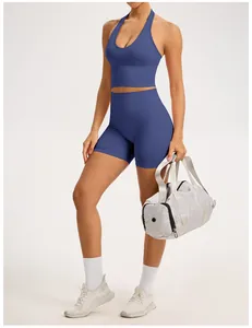 Vue détaillée d'un ensemble de yoga bleu sans couture avec brassière et short de sport