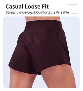 Vista posteriore dettagliata dei pantaloncini da yoga ampi a vita alta per il fitness