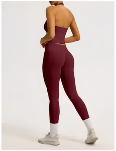 Vue de dos d'un ensemble de yoga sans couture bordeaux avec haut licou et leggings.