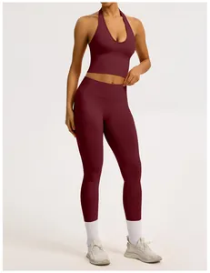 Vue complète détaillée d'un ensemble de yoga dos nu sans couture bordeaux sur modèle