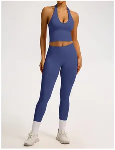 Détail d'un ensemble legging de yoga bleu sans couture et haut dos nu pour femmes.