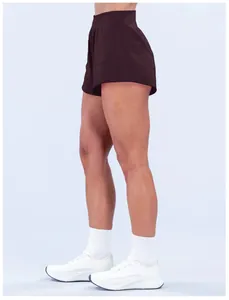 Vista laterale di pantaloncini da yoga marrone scuro a vita alta da donna per il fitness