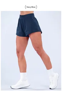 Vista dettagliata dei pantaloncini da yoga blu navy a vita alta su una modella di fitness