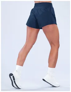 Vista posteriore dettagliata di pantaloncini da yoga blu scuro a vita alta su una modella