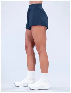 Vista laterale dettagliata dei pantaloncini sportivi blu scuro a vita alta da donna