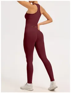 Vue arrière d'un ensemble de yoga bordeaux sans couture montrant le haut et le legging