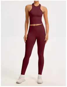 Détail d'un ensemble de yoga sans couture bordeaux avec haut licou et legging de sport