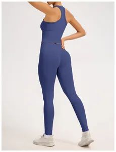 Vue arrière détaillée d'un ensemble de yoga bleu sans couture avec haut dos nageur