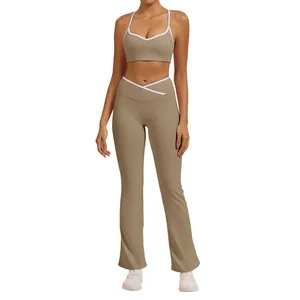 Set yoga da donna in due pezzi con pantaloni a zampa e reggiseno sportivo a contrasto.