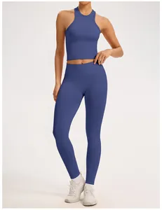 Vue complète d'un ensemble de yoga bleu sans couture avec legging et débardeur court