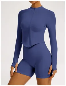 Vue rapprochée professionnelle d'un ensemble de yoga bleu avec veste zippée et short
