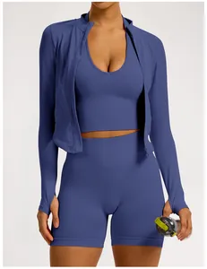 Gros plan d'un ensemble de yoga bleu 3 pièces avec veste zippée et un short court