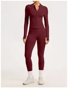 Détail de l'ensemble de yoga bordeaux sans couture avec veste et legging texturés