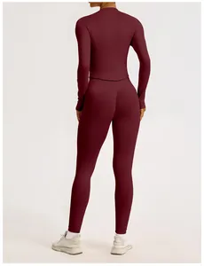 Vue de dos de l'ensemble de yoga sans couture bordeaux montrant la texture et coupe