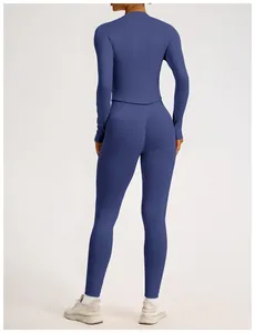 Vue arrière d'un ensemble de yoga bleu sans couture avec haut à manches longues