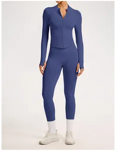 Vue complète professionnelle de l'ensemble de yoga bleu sans couture avec haut zippé et legging
