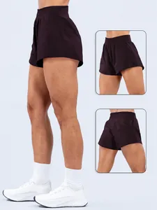 Pantaloncini yoga donna a vita alta marrone scuro con fascia elastica e vestibilità comoda.