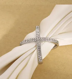 Elegant detail van een X-vormige zilveren sjaalring met dubbele rij fonkelende strass-stenen
