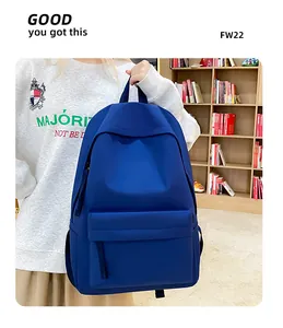 Detail eines minimalistischen dunkelblauen Rucksacks in einer modernen Bibliothek