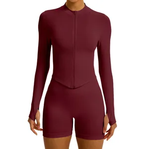 Ensemble de yoga bordeaux pour femmes avec veste à col montant zippée et short ajusté