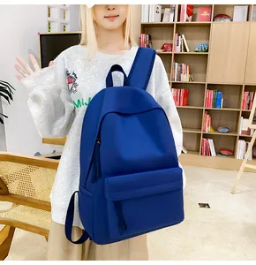 Nahaufnahme eines minimalistischen blauen Rucksacks mit großem Fassungsvermögen für Schüler
