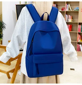 Detaillierte Rückansicht eines minimalistischen blauen Studentenrucksacks für die Schule