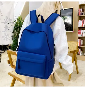 Lifestyle-Ansicht eines großen, minimalistischen hellblauen Rucksacks für Studenten
