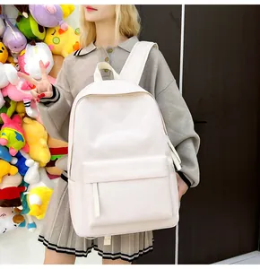Minimalistischer weißer Rucksack mit großem Fassungsvermögen, getragen von einem Modell