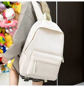 Große weiße minimalistische Schulrucksack im Harajuku-Stil, getragen von einer Schülerin