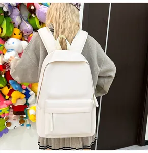 Großer weißer minimalistischer Rucksack für Studenten in süßem Lifestyle