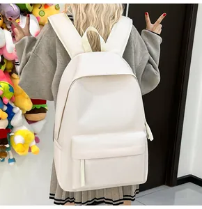 Rückansicht eines minimalistischen cremeweißen Schulrucksacks mit großem Fassungsvermögen