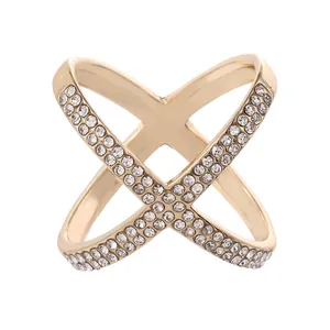 Elegante X-vormige gouden sjaalring met dubbele rij strass-steentjes.