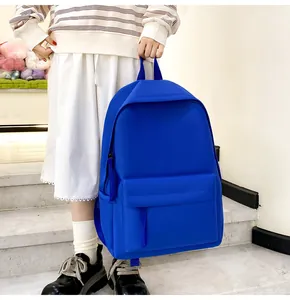 Blauer Schulrucksack mit großem Fassungsvermögen im Harajuku-Stil, von Model gehalten