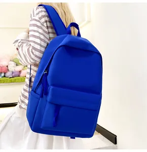 Rückansicht eines Models mit einem leuchtend blauen Rucksack mit großem Fassungsvermögen