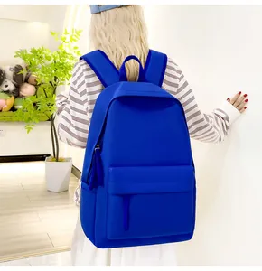 Moderner minimalistischer blauer Rucksack für Studenten für Freizeit und Schule