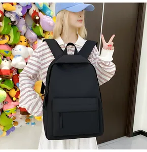 Detailansicht eines minimalistischen schwarzen Rucksacks mit großem Fassungsvermögen