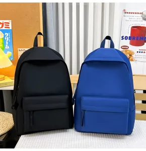 Zwei minimalistische Studentenrucksäcke in Schwarz und Blau in gemütlicher Umgebung