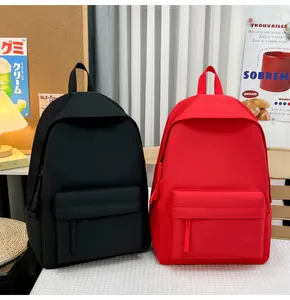 Minimalistische schwarze und rote Rucksäcke mit klarem Design und vorderen Reißverschlusstaschen