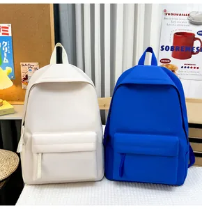Detailansicht minimalistischer Rucksäcke in Creme und Blau mit großem Volumen
