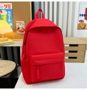 Moderner minimalistischer roter Rucksack für Schüler in gemütlicher Schreibtischumgebung