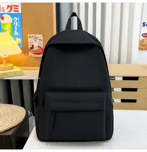 Detailansicht eines minimalistischen schwarzen Rucksacks in japanischem Stil