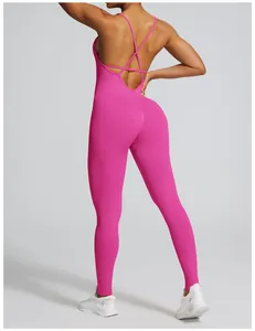 Vista trasera de un mono de yoga rosa sin costuras con un elegante diseño de tiras cruzadas