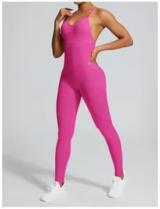 Vista completa profesional del mono de yoga acanalado sin costuras rosa con tirantes cruzados