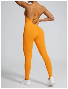 Vista trasera de un mono de yoga acanalado sin costuras naranja con correas cruzadas