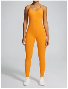 Vista frontal de un mono de yoga naranja vibrante sin costuras con tirantes delgados