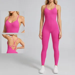 Mono de yoga rosa intenso sin costuras con espalda descubierta para fitness y gimnasio pro